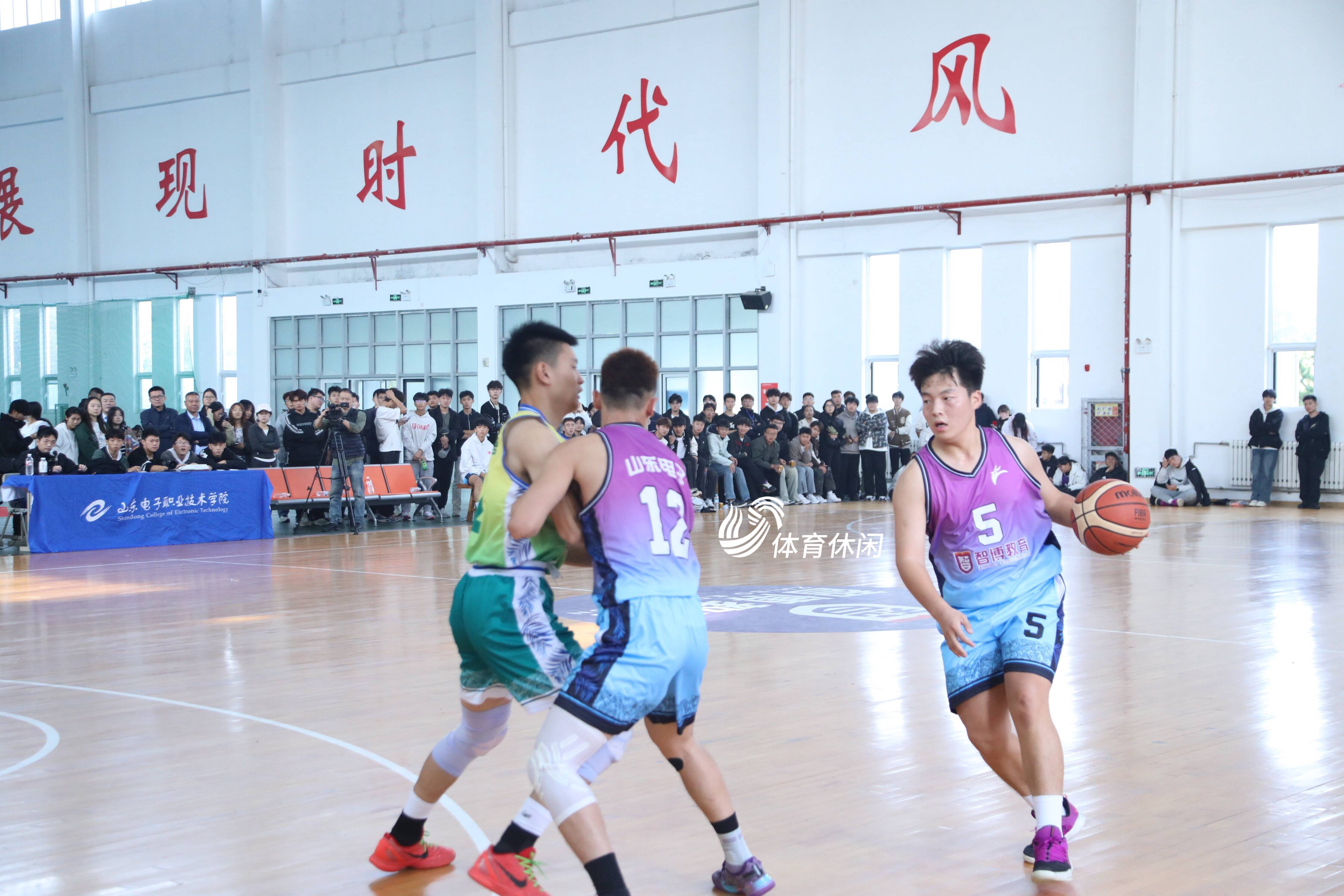 包含高校篮球联赛火热进行，大学生热情高涨的词条